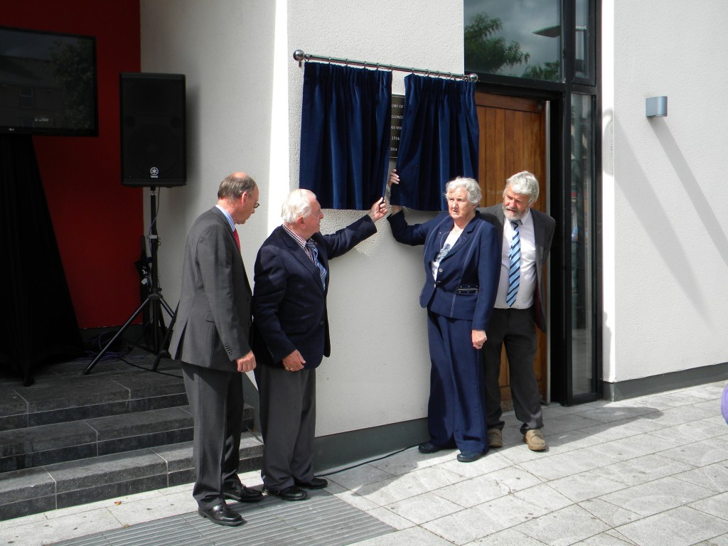 Pa Rochfort and Finola Cronin unveiling the plaque