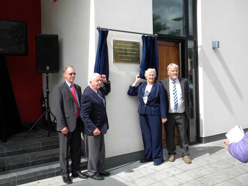 Pa Rochfort and Finola Cronin unveiling the plaque